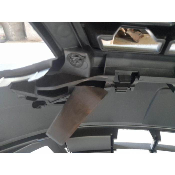 Бампер передній VOLKSWAGEN CADDY (10-14 р.) має пошкодження з лівого боку напрямної (ви-во Тайвань)